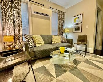 Gorgeous Rare 3BR 3BA duplex with free Parking, Rare gorgeous 3 bds 3 baths w/ Parking in Best loca - Boston - Sala de estar