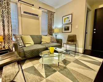 Gorgeous Rare 3BR 3BA duplex with free Parking, Rare gorgeous 3 bds 3 baths w/ Parking in Best loca - Βοστώνη - Σαλόνι