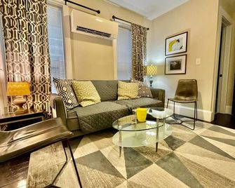 Gorgeous Rare 3BR 3BA duplex with free Parking, Rare gorgeous 3 bds 3 baths w/ Parking in Best loca - בוסטון - סלון