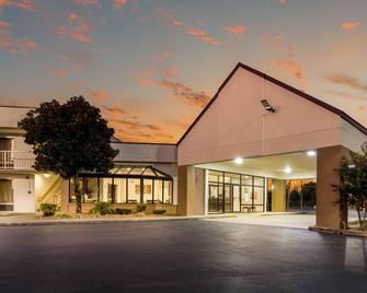 Red Roof Inn Clarksville - Clarksville - Rakennus