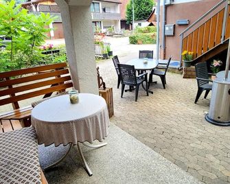 .double room with shower/WC - Guesthouse Tagescafe Eckenfels - Ohlsbach - Binnenhof