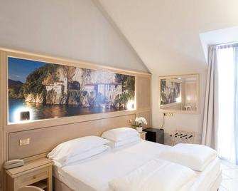 كافور 30تر - هوتل مودرنو - ستريسا - غرفة نوم