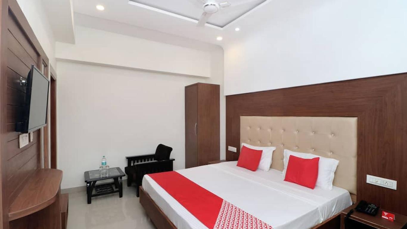 OYO 18504 Hotel Safari