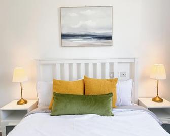 Opulent 5 bedroom Retreat with Hot tub and Entertainment - Sheerness - Bedroom