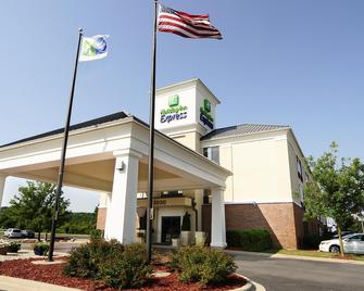 Holiday Inn Express & Suites Delafield - Delafield - Building