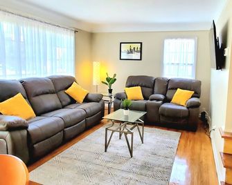 1 King Bed 3 Queen Beds Pet Friendly Quiet - Parma - Living room