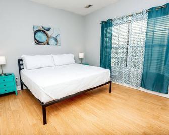 New Charming 2BR Lake Norman Condo near Charlotte - Cornelius - Bedroom