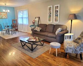 Adorable 3 bdrm ranch home in the heart of Peoria! - Peoria - Living room