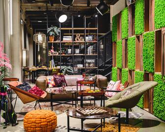 Moxy Poznan Airport - Posnania - Lounge