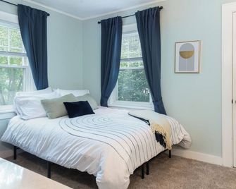 Ski life! 4 bedroom Gilford retreat, just a quick drive from Gunstock - Gilford - Bedroom
