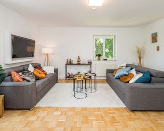 OG2 Rechts 2-Zimmer Wohnung mit Balkon 15min bis Salzburg - 弗賴拉辛 - 客廳