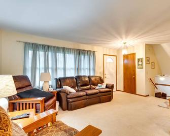 Clear Lake Vacation Home Rental - Pet Friendly! - Clear Lake - Living room