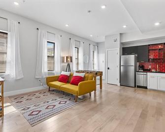 Modern Duplex-Central Location-close to Train+EWR - Newark - Living room