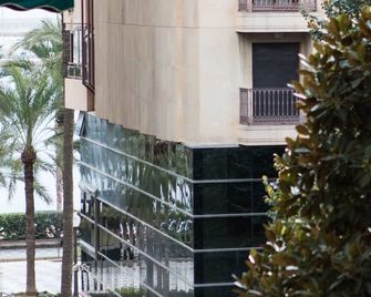 4 Bedroom 3 Baths With Ac in Near Beach! - Alicante - Widok na zewnątrz