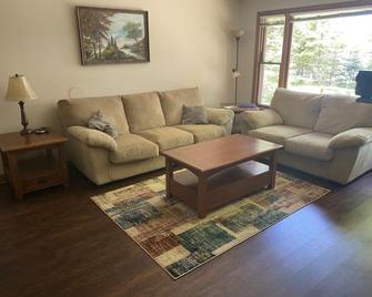 Cozy 2BR Cabin on 450 acre Fisher Lake: Bear Bottom Hideaway! - Mercer - Sala de estar
