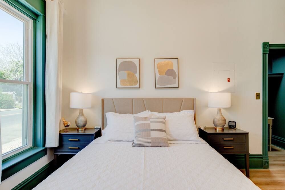 Suite 8 | Historic Art City Inn - Springville - Schlafzimmer