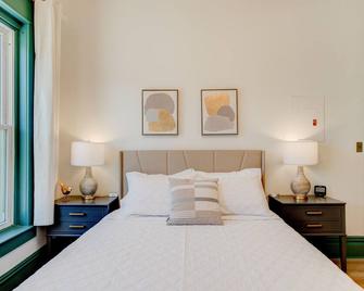 Suite 8 | Historic Art City Inn - Springville