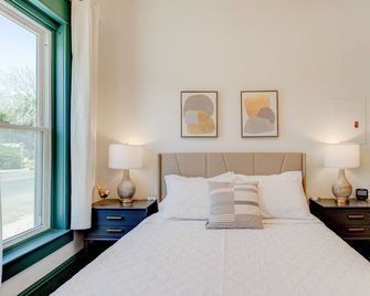 Suite 8 | Historic Art City Inn - Springville - Schlafzimmer