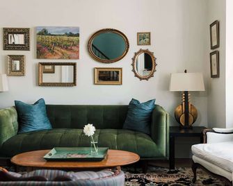 The County Queen - Historic Home in Picton - Picton - Living room