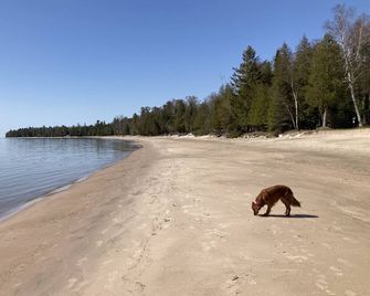 R&S Lakeside Cottage Beautiful Large Sand Beach Door County Limestone Fireplace - Sturgeon Bay - Strand