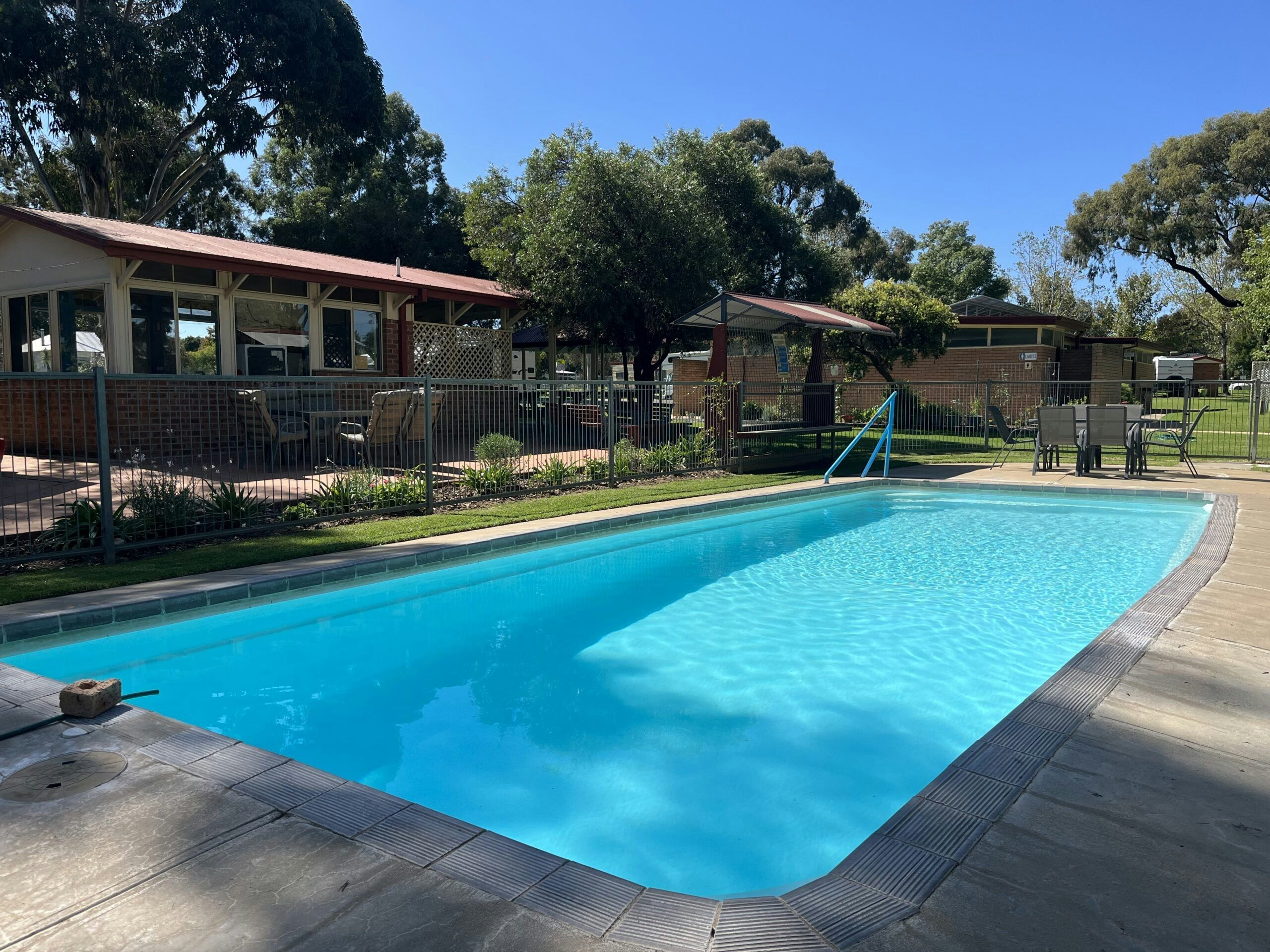 Young Caravan and Tourist Park - Young - Piscina