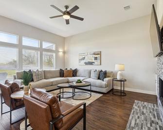 TCH - Spacious 5bd/2ba home in Coppell w/Workspace - Coppell - Living room