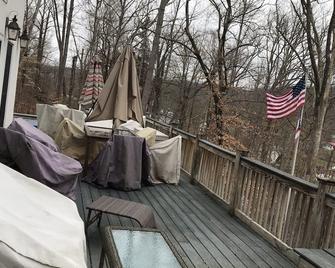 Secluded Lake Front Property With Private Hot Tub! - Waverly - Balcón