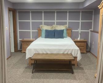 Private apt/in-law suite in Swansea, IL. Long term rental only: 6-12 months. - Swansea - Bedroom