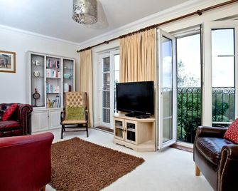 Cormorant View - Weymouth - Living room