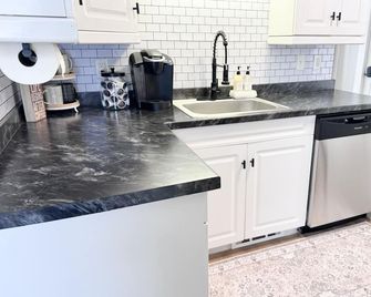 Serene 1-bedroom house in welcoming Slippery Rock - Slippery Rock - Kitchen