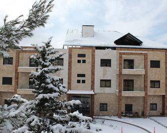 Twin room with a Beautiful Mountain View (No balcony) - Miziara - Gebouw
