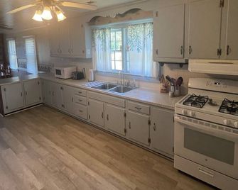 Home in Wanchese minutes from great fishing and OBX beaches. - Wanchese - Kitchen