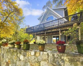Lakefront Cottage with Private Dock, Kayaks, Stunning Lake Views, Modern Renovations and Family Fun - Newtown - Building