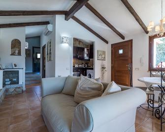 Villa With Pool in Castiadas with fine interiors, a few km from the sea - Castiadas - Soggiorno