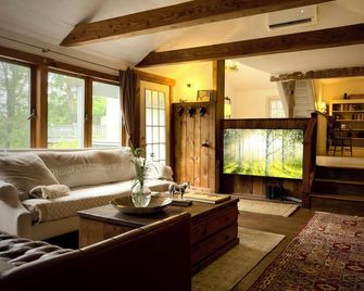 Magical Riverside Homestead in the Hudson Valley - New Paltz - Salon