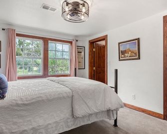 The Sugar Shack- country cabin with dark skies! - Dripping Springs - Bedroom