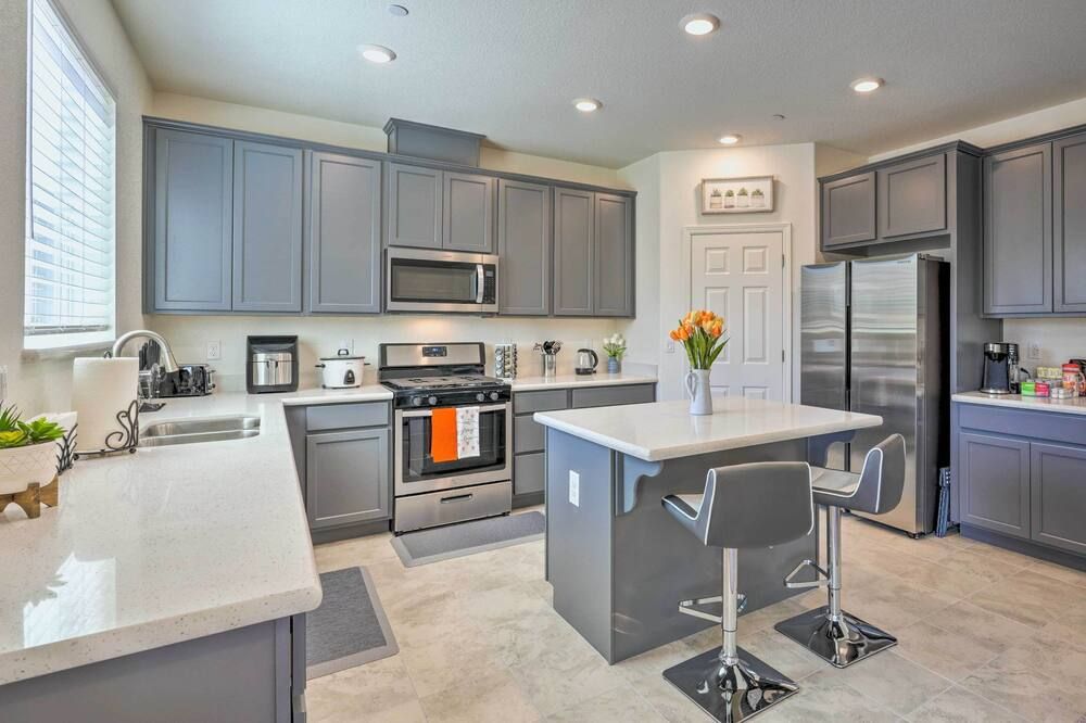 Sacramento Retreat with Yard about 13 Mi to Dtwn! - Elk Grove - Kitchen