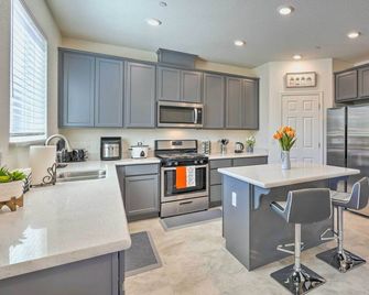 Sacramento Retreat with Yard about 13 Mi to Dtwn! - Elk Grove - Kitchen