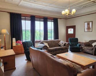 The Fern & Thistle Luxury B&B and Event Venue - 발클러싸 - 거실