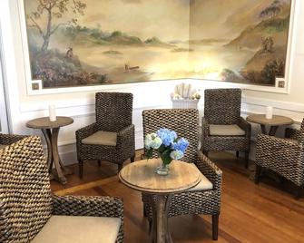 Queen Anne Inn - Chatham - Living room