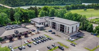 The Cranberry Ascend Hotel Collection - Cheat Lake - Building