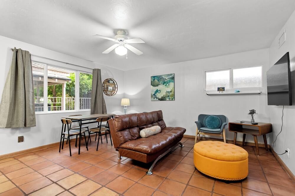 Sunlit Palm Cottage in Uptown Phoenix - פיניקס - סלון