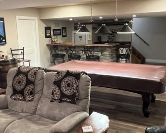 5 min walk to the beaches of Georgian Bay Family fun cottage, pool table - Collingwood - Salon