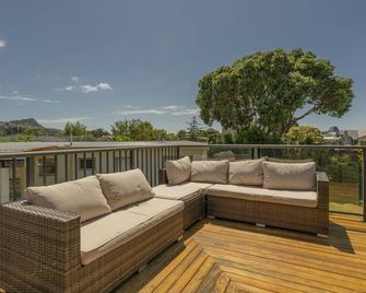 Bach on Boulevard - Pauanui Holiday Home - Pauanui Beach - Balcony