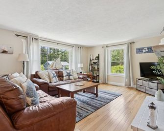 Walk to Dock Square! - Freshly Renovated Charmer! - Kennebunk - Living room