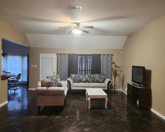 Family Haven - Laplace - Living room