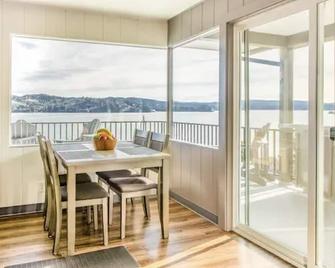 Bayview House - Panoramic Bay Views with EV charger. Close to Bandon Dunes. - North Bend - Dining room
