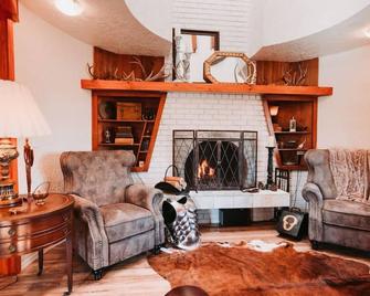 Lavender Castle - Sequim - Living room