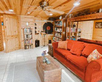 Cozy, Quiet and Private, Giant Jacuzzi Tub, 25 minutes to Asheville & Cherokee - Waynesville - Wohnzimmer