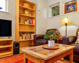 3214 Seattle · Cozy & Peaceful 2b2.5b South Seattle House w/AC - Seattle - Living room